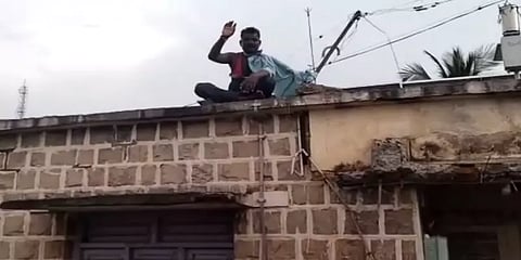 ”தயவு செய்து மது விற்பனையை தடை செய்யுங்க”.. மது குடித்துவிட்டு ரகளை செய்த குடிமகன்!