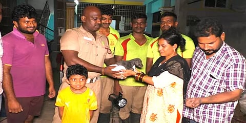 கழிவுநீர் கால்வாயில் சிக்கித்தவித்த நாய்க்குட்டி – போராடி மீட்ட தீயணைப்புத் துறையினர்