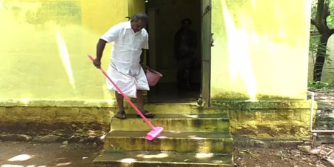 'தூய்மை பணியாளர் வராவிட்டால் என்னிடம் சொல்லுங்கள்' - கழிவறையை சுத்தம் செய்த எம்எல்ஏ