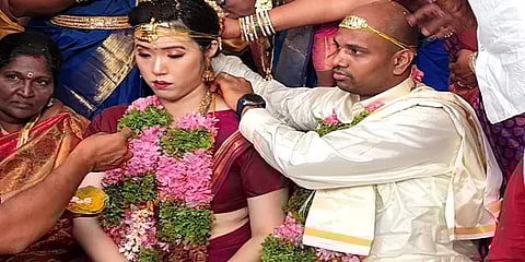 தென்கொரிய நாட்டு பெண்ணை காதலித்து கரம்பிடித்த தமிழக பொறியியல் பட்டதாரி!