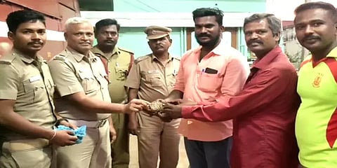 சின்னமனூர்: சாலையில் வலம் வந்த அரியவகை நட்சத்திர ஆமை