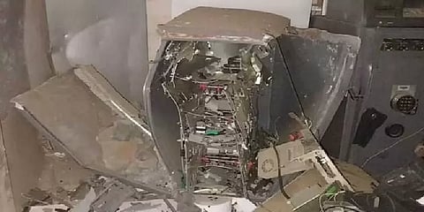 ”ஸ்பிரே அடிச்சுப் போட்ருவேன்”.. குண்டு போட்டு ஏ.டி.எம்மில் கொள்ளையடித்த கொள்ளை கும்பல்!