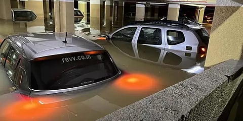 வெள்ளத்தில் மூழ்கிய சொகுசு கார்கள்!டிராக்டரில் பயணப்பட்ட சிஇஓக்கள்! பெங்களூரு பரிதாபங்கள்!