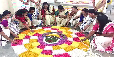 அத்தப்பூ கோலம் அறுசுவை உணவு உற்சாக நடனம் –கல்லூரி மாணவிகளின் ஓணம் பண்டிகை