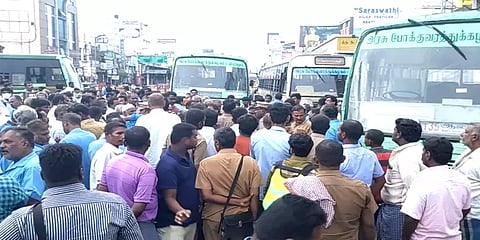 அரசு பேருந்து ஓட்டுனர்கள் மீது தாக்குதல் - பேருந்துகள் நிறுத்தப்பட்டதால் பொதுமக்கள் அவதி