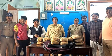 வேலூர்: ரயிலில் கடத்திவரப்பட்ட 16 கிலோ கஞ்சா பறிமுதல் - ஒடிசாவைச் சேர்ந்த இருவர் கைது