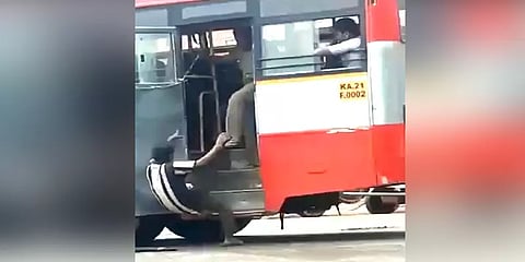 பயணியை மார்பில் எட்டி உதைத்து கீழே தள்ளிய கர்நாடக எஸ்.ஆர்.டி.சி பேருந்து நடத்துனர்!