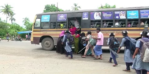 ”நேரத்துக்கு பஸ் வருவதேயில்லை; அப்படியே வந்தாலும்”-வேதனையில் காட்பாடி பகுதி மக்கள் புகார்!