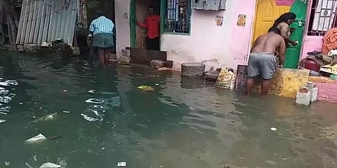 எடப்பாடி: சாக்கடை கழிவு நீருடன் கலந்து குடியிருப்பு பகுதிக்குள் புகுந்த வெள்ள நீர்!