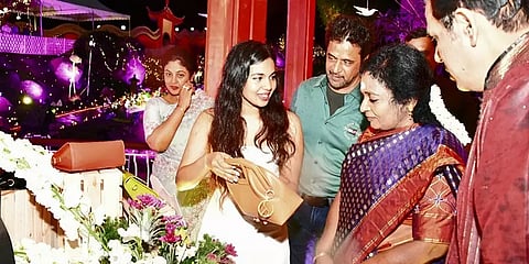 பழத்தோல்களில் இருந்து ஹேண்ட்பேக்ஸ்! புது நிறுவனம் தொடங்கிய நடிகர் அர்ஜூனின் மகள்