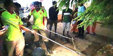 தாராபுரம்: இருசக்கர வாகனத்தில் தஞ்சமடைந்த பாம்பு – அலறியடித்து ஓடிய பெண்