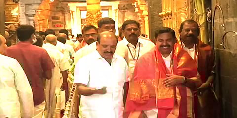 திருப்பதி ஏழுமலையான் கோயிலில் குடும்பத்துடன் சாமி தரிசனம் செய்த எடப்பாடி பழனிசாமி