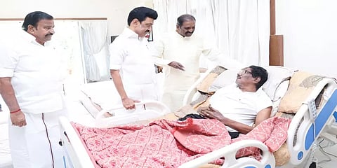 பாரதிராஜாவை நேரில் சந்தித்து நலம் விசாரித்த முதல்வர் ஸ்டாலின்