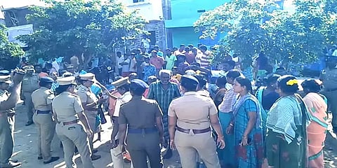 இமானுவேல் சேகர் குருபூஜை: அனுமதியின்றி வைக்கப்பட்ட சிலையை அகற்ற எதிர்ப்பு