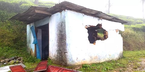 வால்பாறை: குடியிருப்பு பகுதியில் புகுந்து காட்டு யானைகள் அட்டகாசம்- அச்சத்தில் பொதுமக்கள்