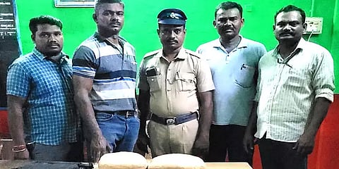 ரயிலில் கழிவறை அருகே கேட்பாரற்று கிடந்த பை.. எடுத்து பார்த்ததும் ’ஷாக்’ ஆன போலீஸ்!