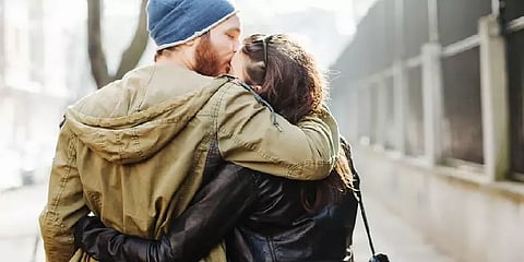 வெறும் 6 நொடி முத்தத்திற்கு இத்தனை வலிமையா? - Gottman Method சொல்வது என்ன தெரியுமா?