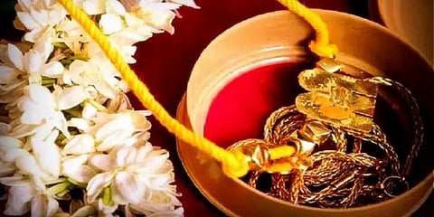 தாலியை எடுத்த மணமகன்.. கடைசி நொடியில் பிடுங்கிய மணமகளின் காதலன்.. அடுத்து நடந்தது என்ன?!