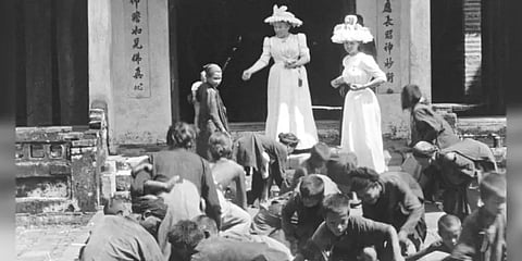 ஏழை குழந்தைகளுக்கு உணவை வீசினாரா ராணி எலிசபெத்? வைரல் வீடியோவின் உண்மைத்தன்மை என்ன?