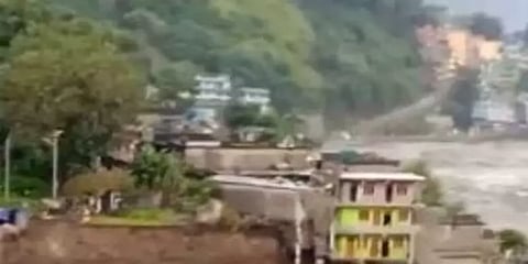 நேபாள எல்லையில் மேக வெடிப்பால் கனமழை.. வெள்ளத்தில் அடித்துச் செல்லப்பட்ட 3 மாடி கட்டடம்