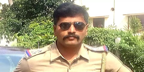 மனைவியை நடுரோட்டில் இறக்கிவிட்டு அவரது தங்கையை கடத்திய காவல் அதிகாரி பணி நீக்கம்!