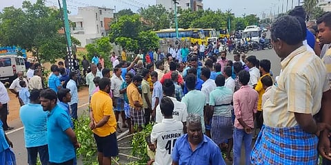 தட்டிக்கேட்டவர்களை அநாகரிகமாக பேசிய காவல்துறை?.. மறியலில் இறங்கிய மக்கள்.. ECRல் பரபரப்பு!