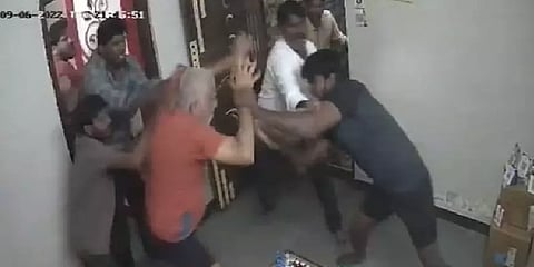 வீடியோ: ”க்ளினிக்கை திறக்க இவ்வளவு நேரமா?” : கதவை உடைத்து டாக்டரை கடுமையாக தாக்கிய மக்கள்!