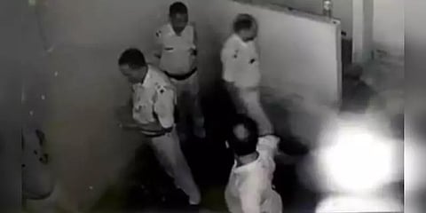 பீகார்: 5 காவலர்களை லாக்-அப்பில் அடைத்து வைத்த எஸ்.பி! காரணம் என்ன?