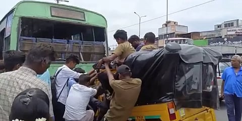 குடிபோதையில் விபத்து! பேருந்தின் பின்பக்கம் சிக்கிய ஆட்டோ டிரைவரை போராடி மீட்ட பொதுமக்கள்!