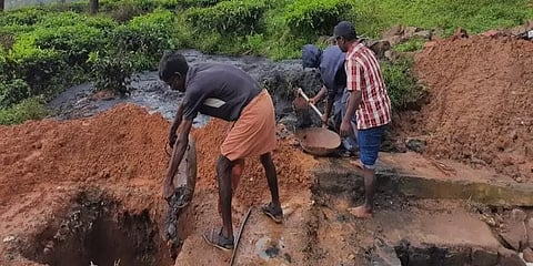 மனித கழிவுகளை துப்புரவு பணியாளர்கள் கைகளாலேயே அள்ளிய அவலம் - எழும் எதிர்ப்பலை!