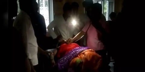 ஜெனரேட்டரில் உள்ள பேட்டரி திருட்டு... டார்ச்லைட் வெளிச்சத்தில் சிகிச்சை! உ.பி.யில் அவலம்!