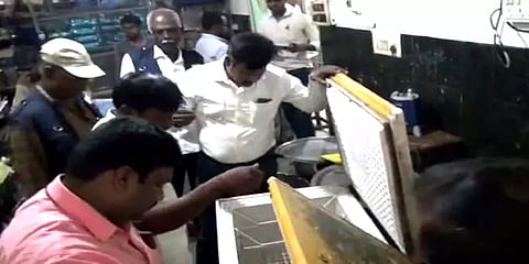 சைவ உணவு பார்சலில் எலி தலை இருந்ததாக புகார் - அதிகாரிகள் ஆய்வு