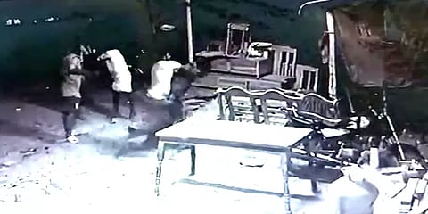 மதுரை: மதுபோதையில் காவலாளியை தாக்கிய இளைஞர்கள் - பதபதைக்கும் சிசிடிவி காட்சிகள்