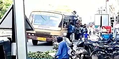 ஆபத்தை உணராமல் பஸ்ஸின் அந்தரத்தில் பயணம் செய்யும் பள்ளி மாணவர்கள்