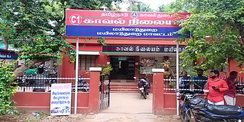 குடும்பத் தகராறு காரணமாக பிரிந்து வாழ்ந்த மனைவி - திருமண நாளன்று குத்திக் கொன்ற கணவன்