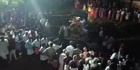 திருப்பாசேத்தி கோயில் காளை உயிரிழப்பு: லீவ் போட்டு காளையை நல்லடக்கம் செய்த கிராம மக்கள்!