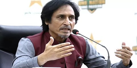 பாகிஸ்தான் தோல்வி: கேள்விக்கு பதிலளிக்க முடியாமல் செய்தியாளரின் செல்போனை பறித்த ரமீஸ் ராஜா