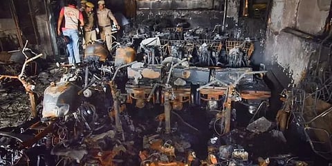 எலக்ட்ரிக் பைக்கை சார்ஜ் போட்டதால் ஷோரூமில் தீவிபத்து ஏற்பட்டிருக்கலாம் - போலீஸ் விசாரணை