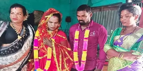 கணவனுக்கு திருநங்கையுடன் கல்யாணம் செய்து வைத்த மனைவி... ஒடிஷாவில் நடந்த விநோதம்!