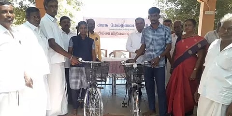 சத்தியமங்கலத்தில் அதிமுக, திமுக தனித்தனியே நடத்திய விலையில்லா சைக்கிள் வழங்கும் விழா