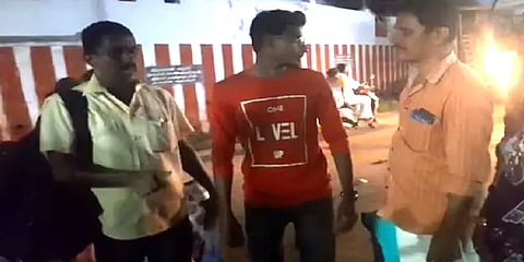’நேரமாச்சு இறங்குங்க!’..நடுவழியில் பயணிகளை இறக்கிவிட்ட அரசு பேருந்து நடத்துநர்!