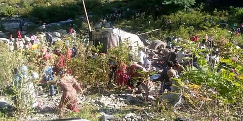 ஜம்மு காஷ்மீர்: ஆழமான பள்ளத்தாக்கில் கவிழ்ந்த பேருந்து.. 11 பேர் பலியான சோகம்!