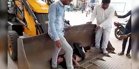 ம.பி: விபத்தில் சிக்கியவர் ஜேசிபி இயந்திரத்தில் மருத்துவமனைக்கு கொண்டு செல்லப்பட்ட அவலம்!