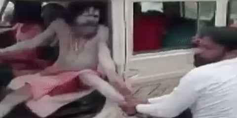 மகாராஷ்டிரா: சாமியார்களை கண்மூடித்தனமாக அடித்து உதைத்த கிராம மக்கள்! காரணம் என்ன?