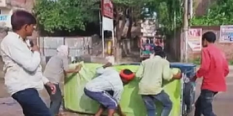 ’ரோடு ஒரே குண்டும் குழியுமா இருக்குங்க!’-பேட்டியின் போதே பின்னால் சாலையில் கவிழ்ந்த வாகனம்