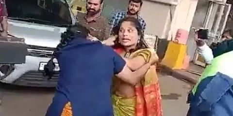 சுங்கக்கட்டணம் கட்டுவதில் தகராறு: குடுமிப்பிடி சண்டையிட்ட பெண்கள்; நாசிக் அருகே பரபரப்பு!