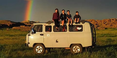 பார்வையை இழக்கவுள்ள குழந்தைகளை உலக சுற்றுலா அழைத்து செல்லும் கனடா தம்பதி!