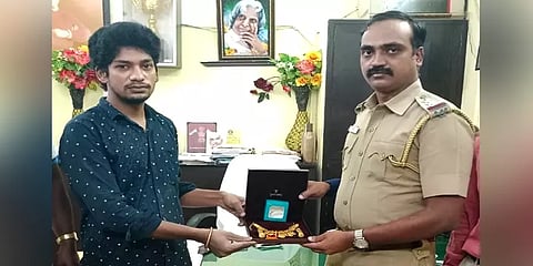 டீ குடிக்க வந்தவர் விட்டுச் சென்ற நகை பை: போலீசிடம் ஒப்படைத்த டீ கடைக்காரர்