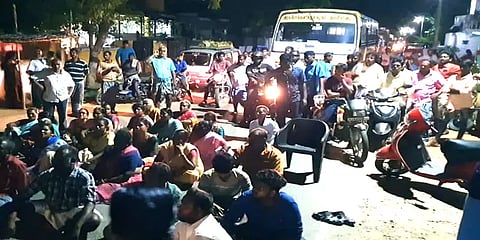 முன்விரோதத்தால் கூலிப்படை மூலம் தாக்க முயற்சி... கிராம மக்கள் சாலை மறியல்