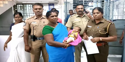 திண்டுக்கல்: கைக்குழந்தையை வைத்தபடி பேருந்து நிலையத்தில் மதுஅருந்திய பெண்ணால் பரபரப்பு